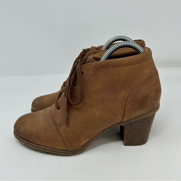 Clarks Brown Tan Leather Sashlin Sue Ankle Lace Up Booties Size 9 Comfort - Picture 7 of 13